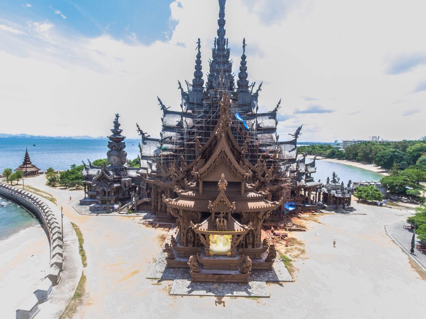 泰國北欖府古城 77 府、三頭象神博物館與真理寺,盤點 Lek Viriyaphant 世界三大景點 - 第8張圖 芭達雅真理寺