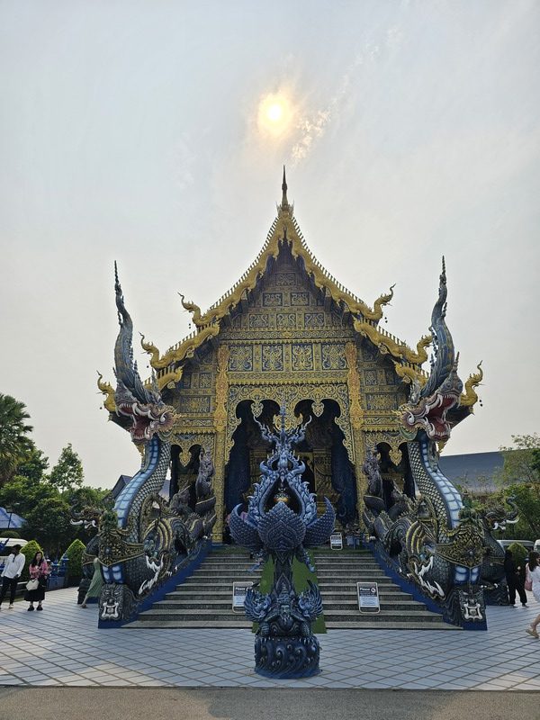 清萊一日遊經典行程,白廟、藍廟、黑屋一次走訪天堂地獄深海奇景! - 第4張圖 藍廟